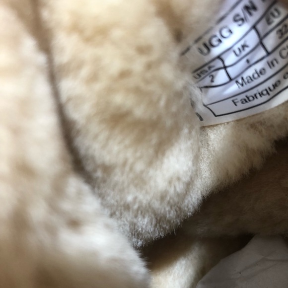 Ugg Australia Bailey Button Triplet Youth Round Toe Suede Tan Winter Boot 2 - Picture 7 of 10